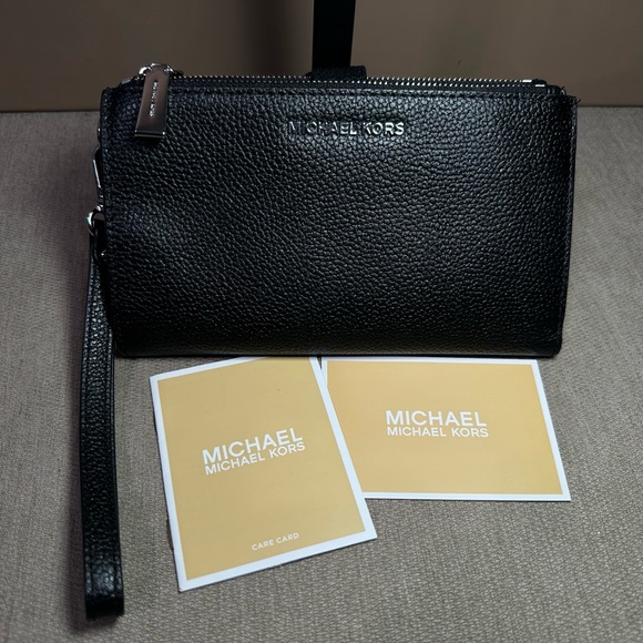 Michael Kors Handbags - Michael Kors Wristlet Wallet